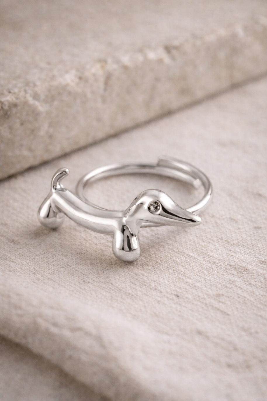 Anillo plateado abierto de perro salchicha