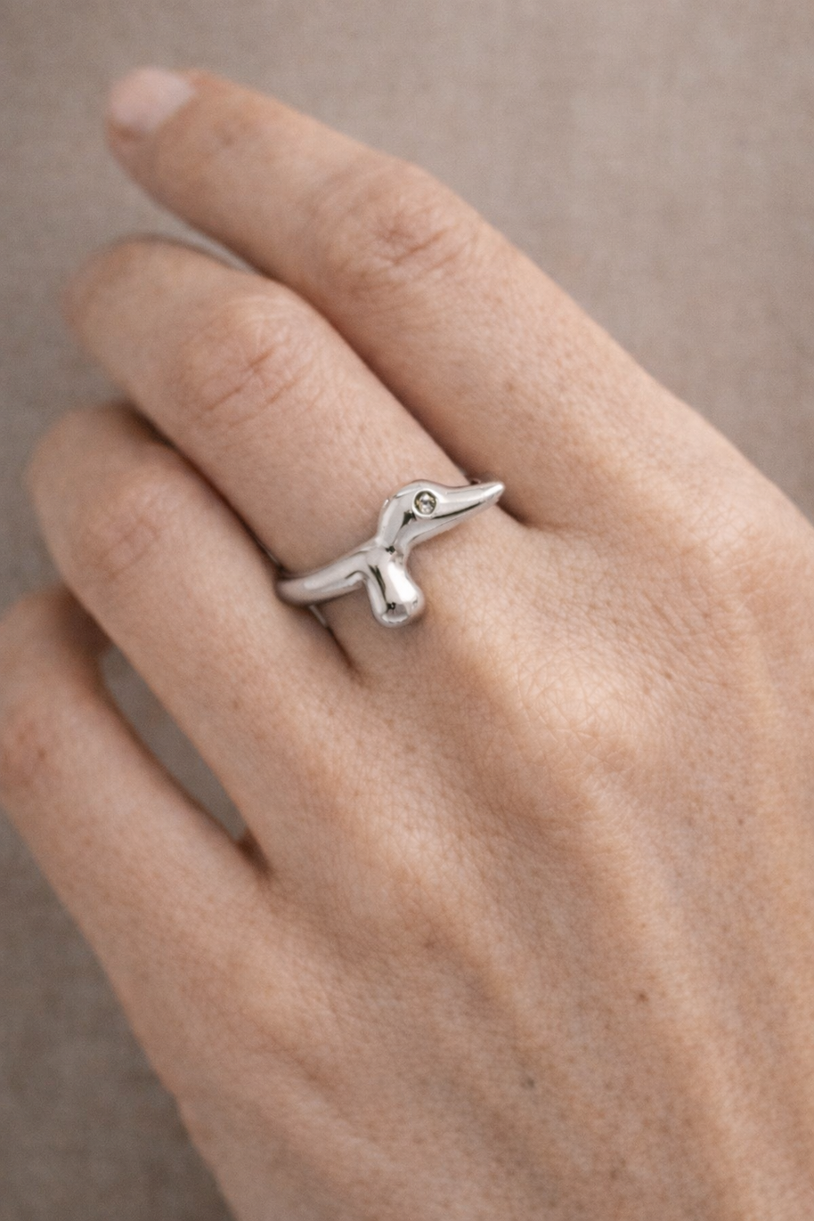 Anillo plateado abierto de perro salchicha