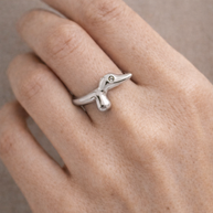 Anillo plateado abierto de perro salchicha