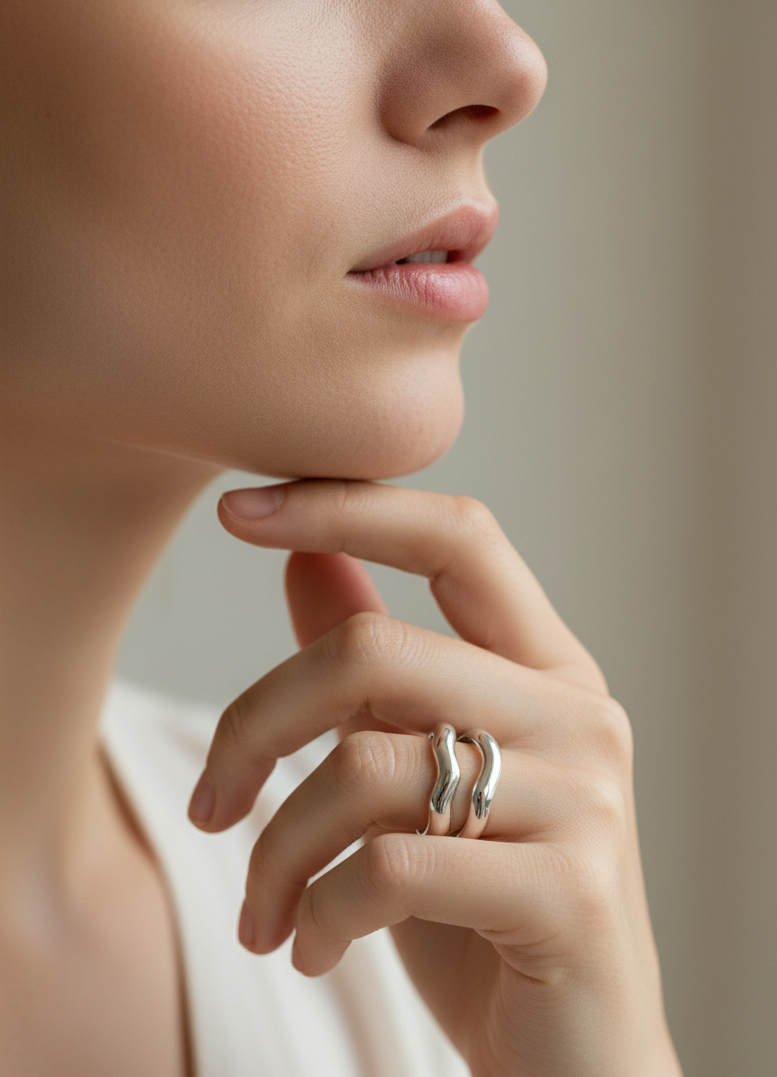 Anillo plateado abierto doble ondulado