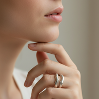 Anillo plateado abierto doble ondulado