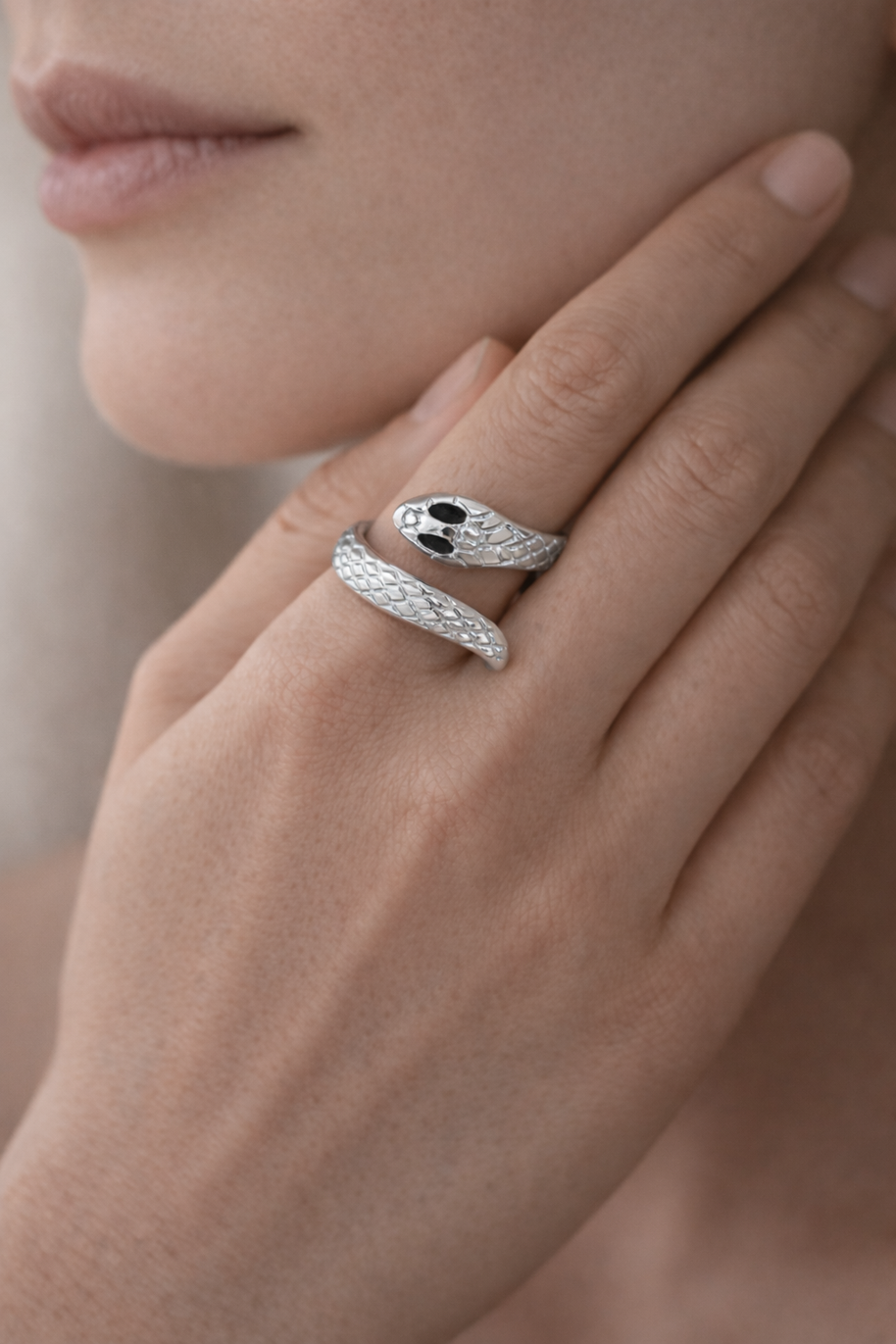 Anillo plateado ajustable con forma de serpiente