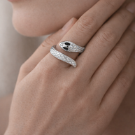 Anillo plateado ajustable con forma de serpiente