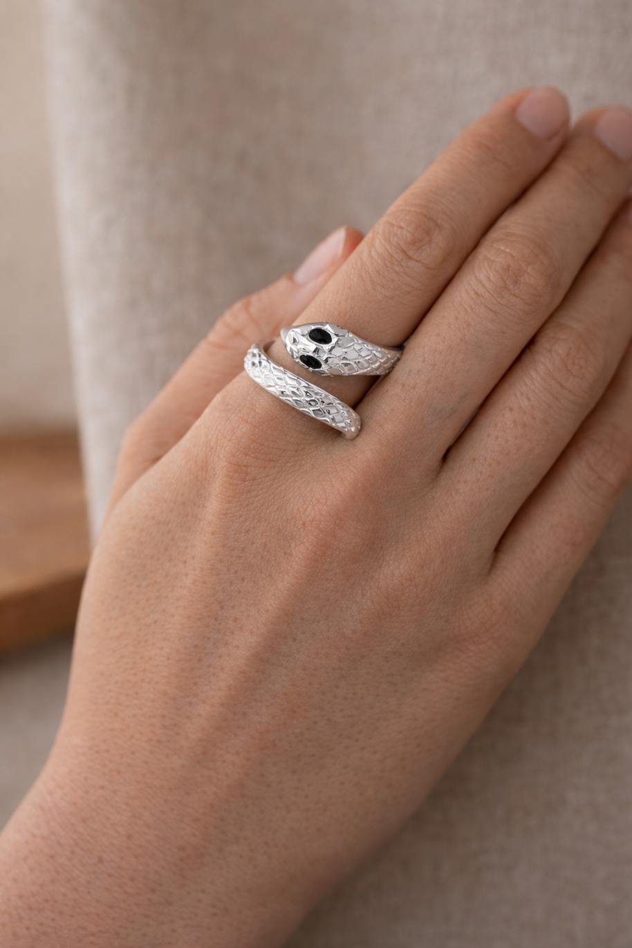 Anillo plateado ajustable con forma de serpiente