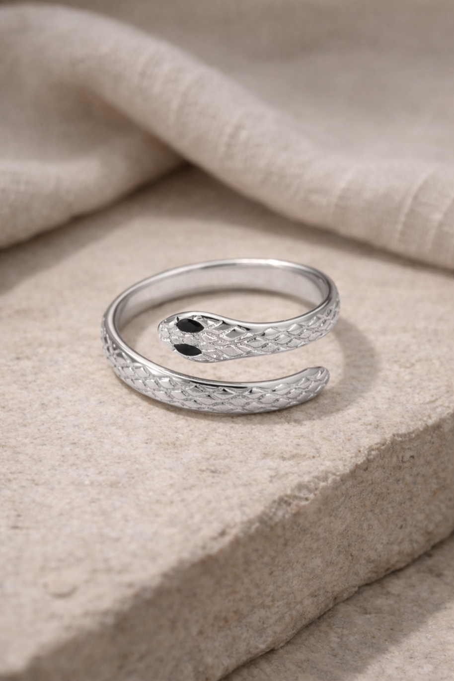 Anillo plateado ajustable con forma de serpiente