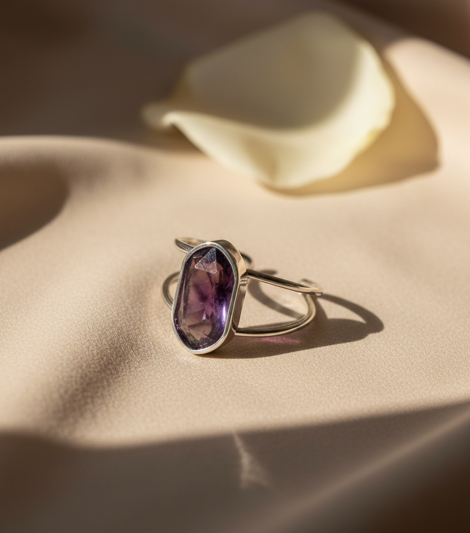 Anillo plateado ajustable con hexágono de piedra natural