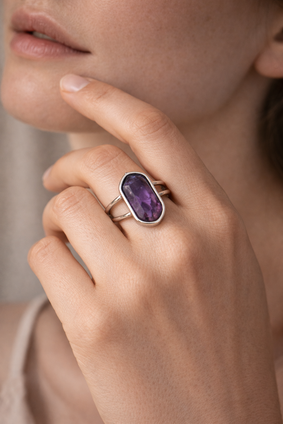 Anillo plateado ajustable con hexágono de piedra natural