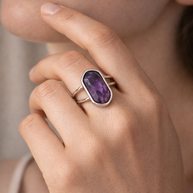 Anillo plateado ajustable con hexágono de piedra natural