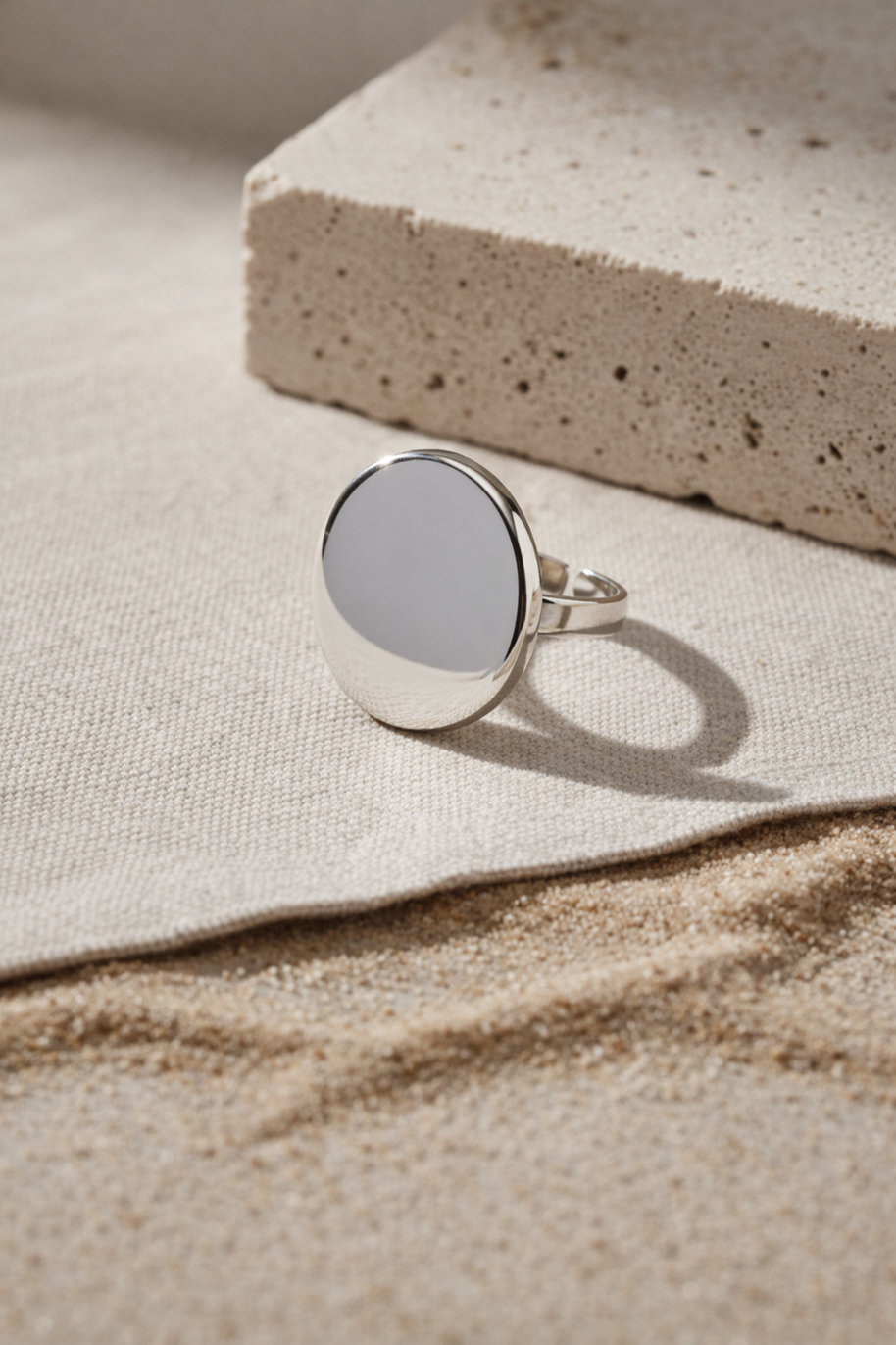 Anillo plateado con disco