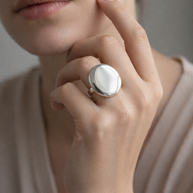 Anillo plateado con disco