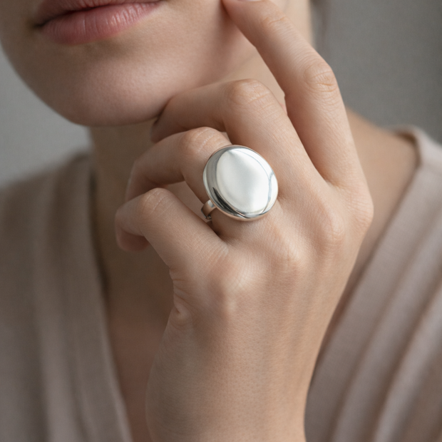 Anillo plateado con disco