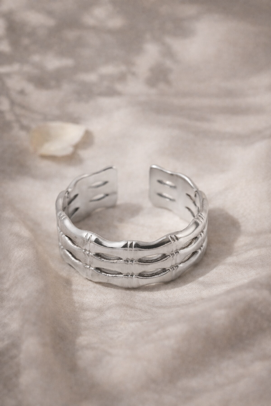 Anillo plateado con diseño de bambú