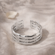 Anillo plateado con diseño de bambú