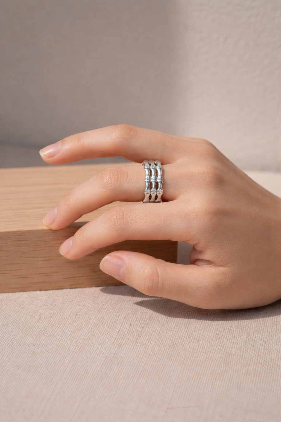 Anillo plateado con diseño de bambú