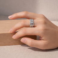 Anillo plateado con diseño de bambú