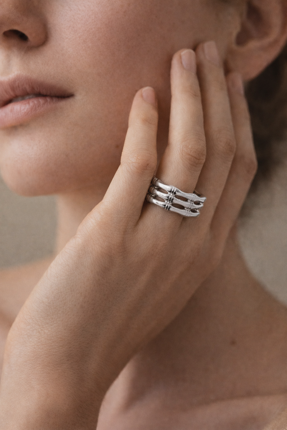 Anillo plateado con diseño de bambú