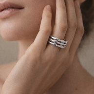 Anillo plateado con diseño de bambú