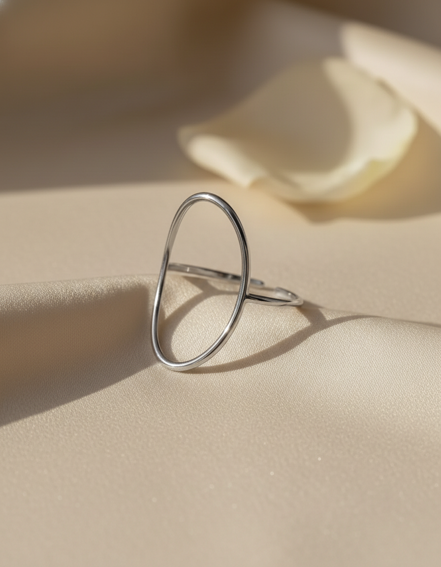 Anillo plateado con diseño ovalado minimalista