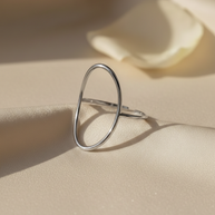 Anillo plateado con diseño ovalado minimalista