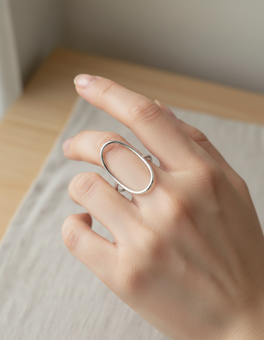 Anillo plateado con diseño ovalado minimalista