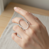Anillo plateado con diseño ovalado minimalista