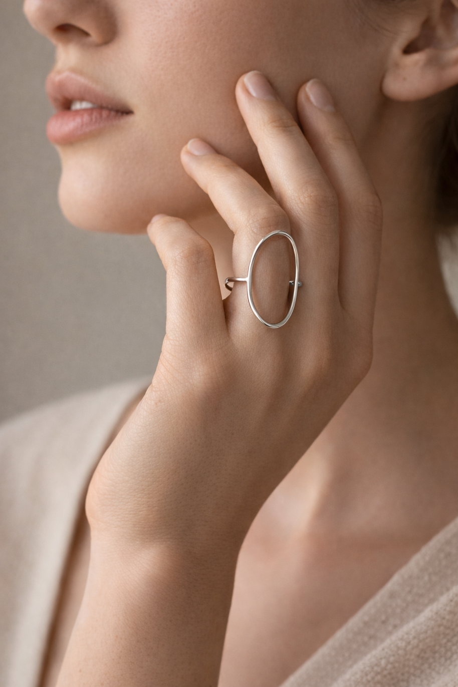 Anillo plateado con diseño ovalado minimalista