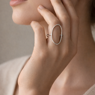 Anillo plateado con diseño ovalado minimalista