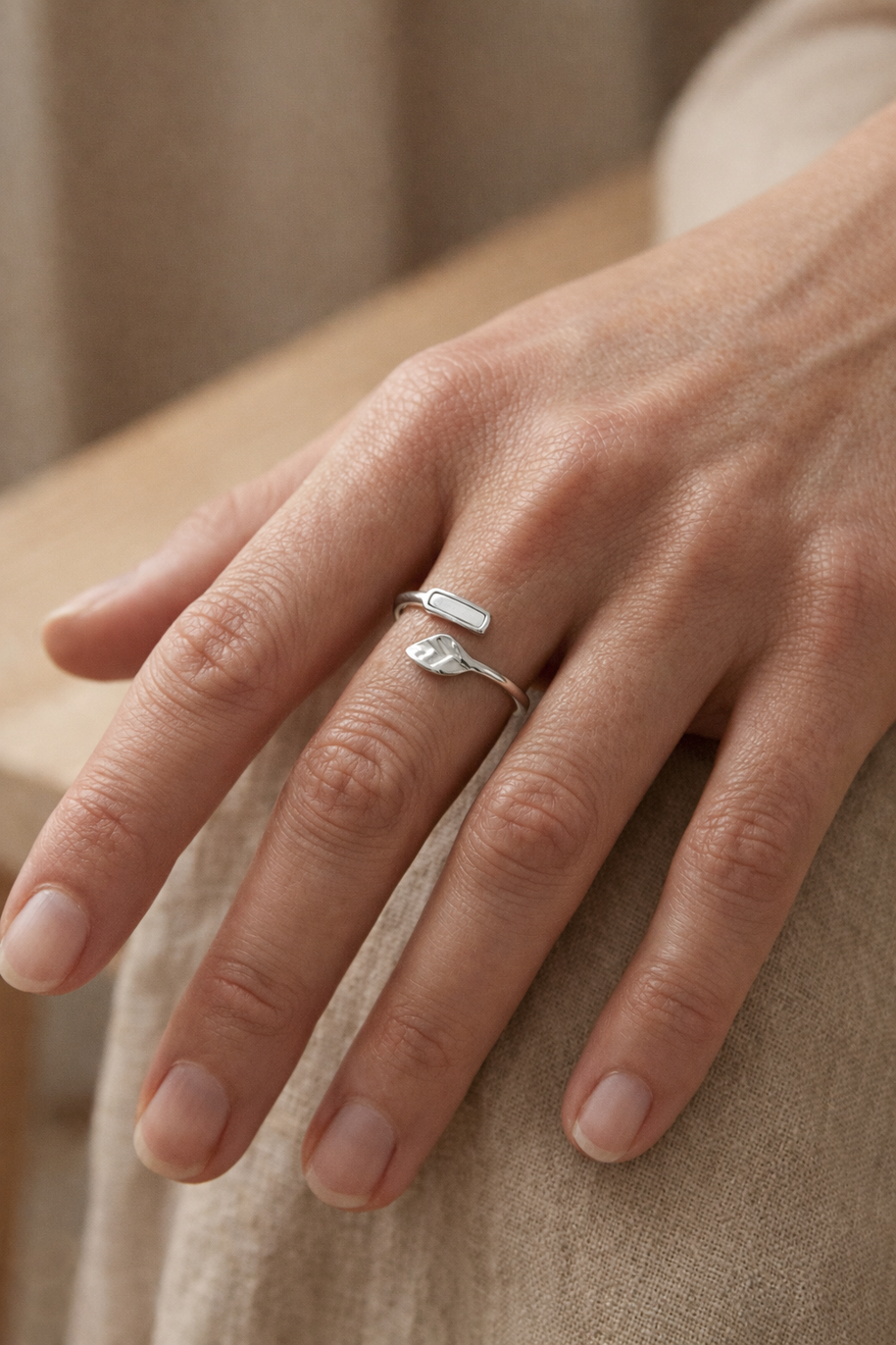 Anillo plateado con hoja y detalle con nácar