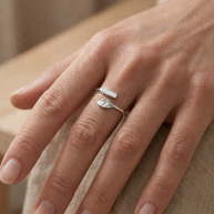 Anillo plateado con hoja y detalle con nácar
