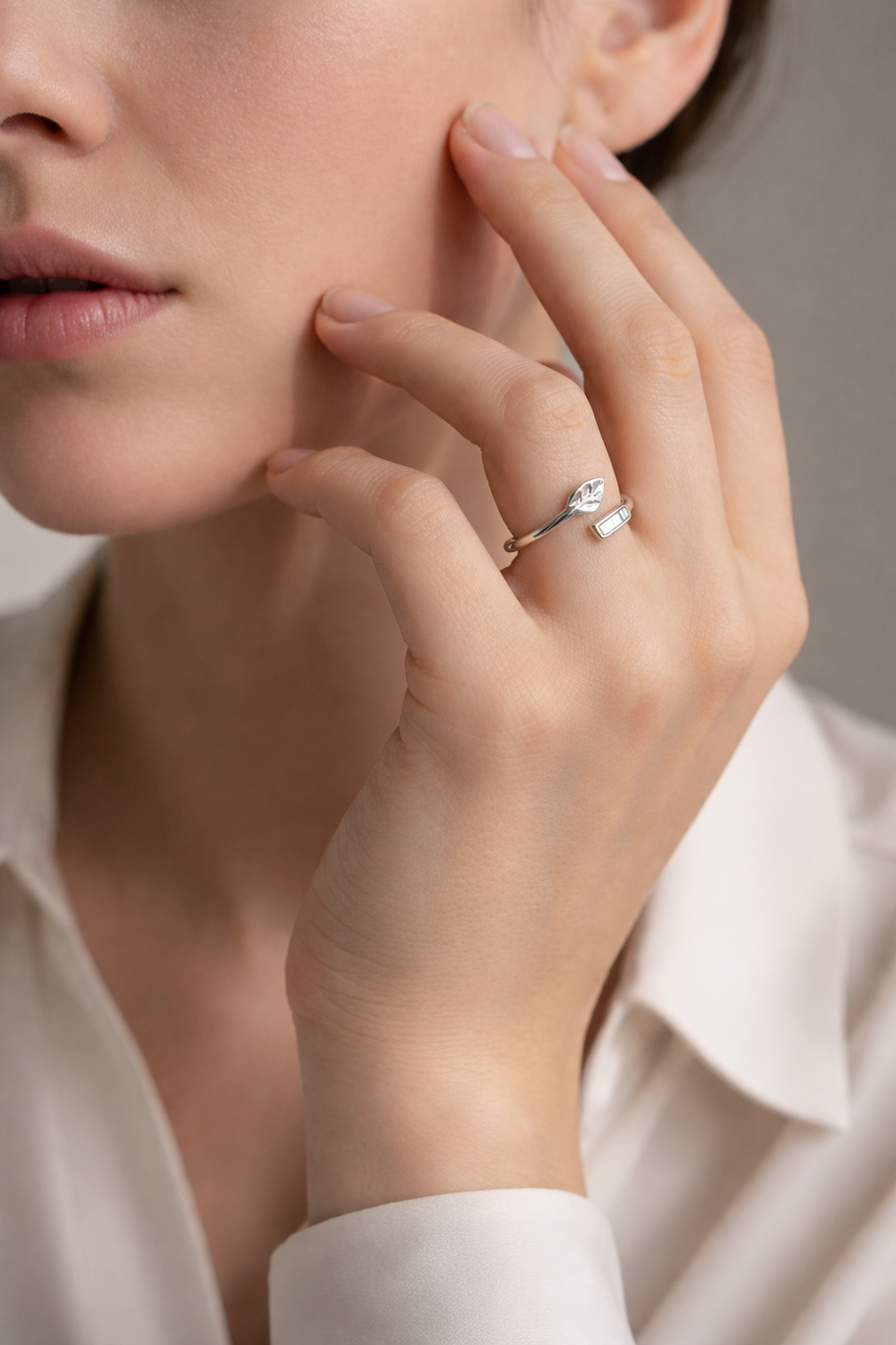 Anillo plateado con hoja y detalle con nácar
