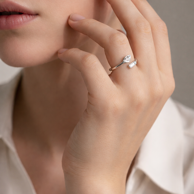 Anillo plateado con hoja y detalle con nácar