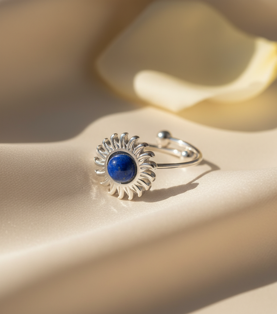 Anillo plateado con piedra sol