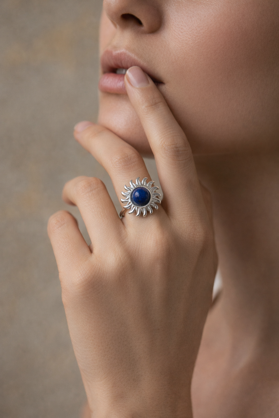 Anillo plateado con piedra sol