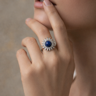 Anillo plateado con piedra sol