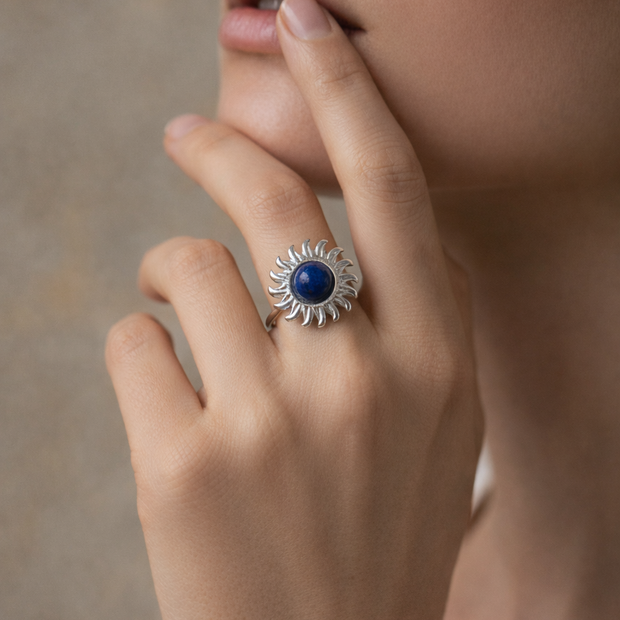 Anillo plateado con piedra sol