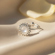 Anillo plateado con piedra sol