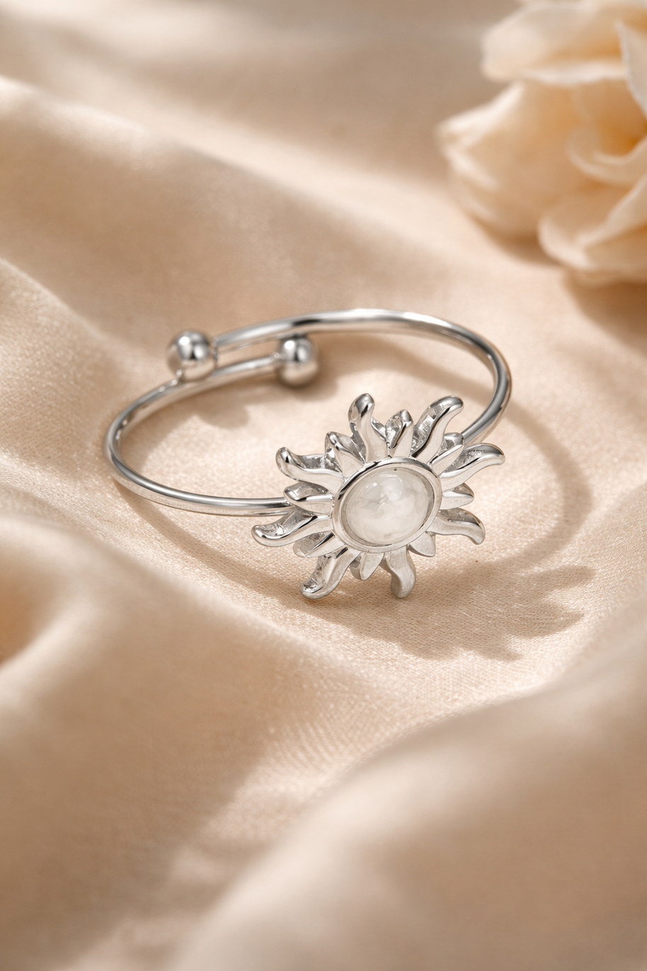 Anillo plateado con piedra sol
