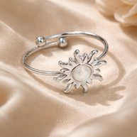 Anillo plateado con piedra sol