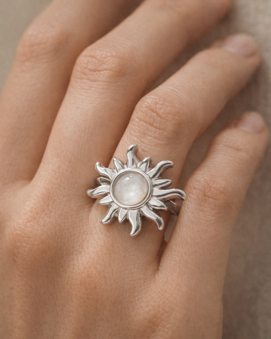 Anillo plateado con piedra sol