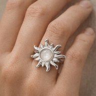 Anillo plateado con piedra sol