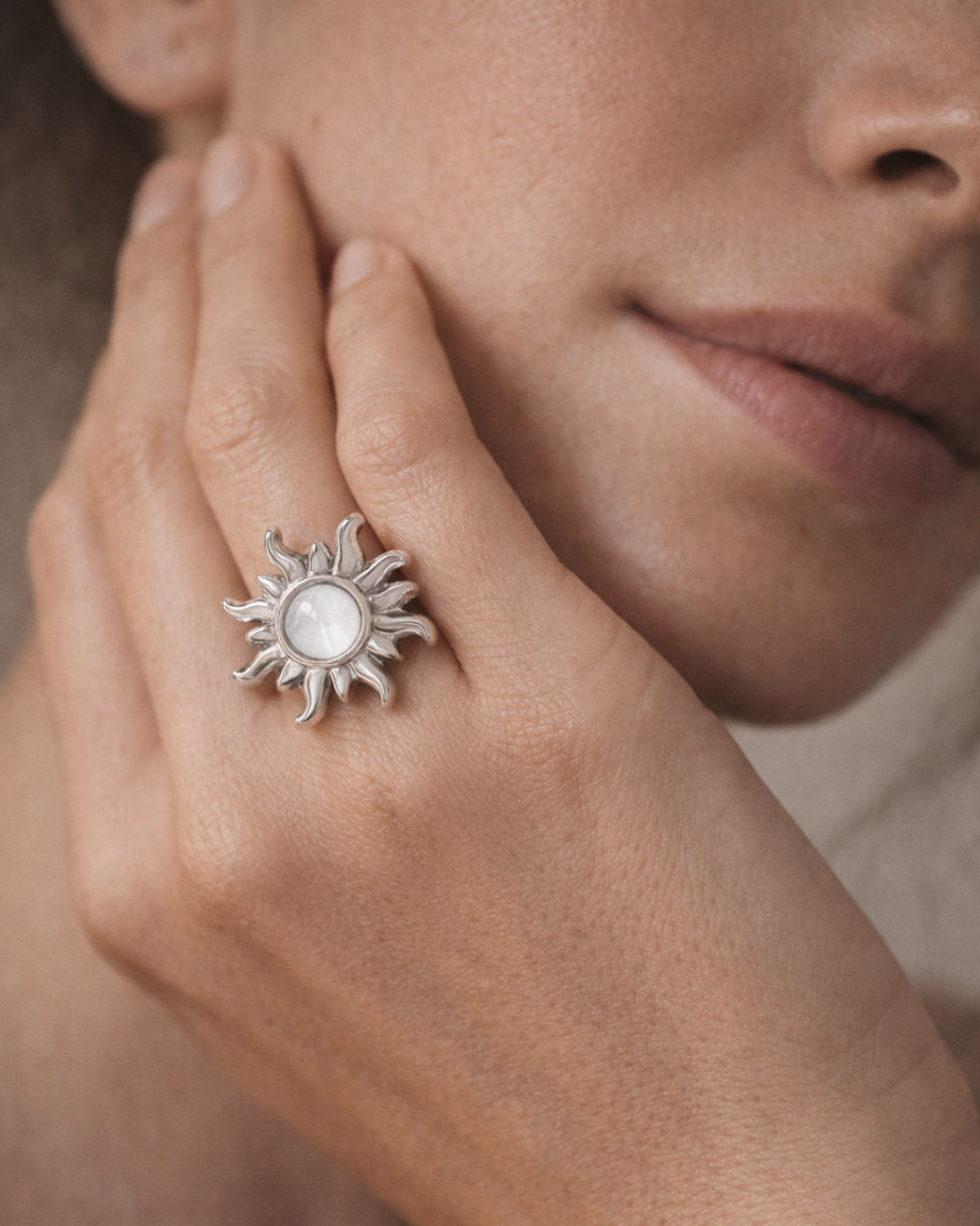 Anillo plateado con piedra sol