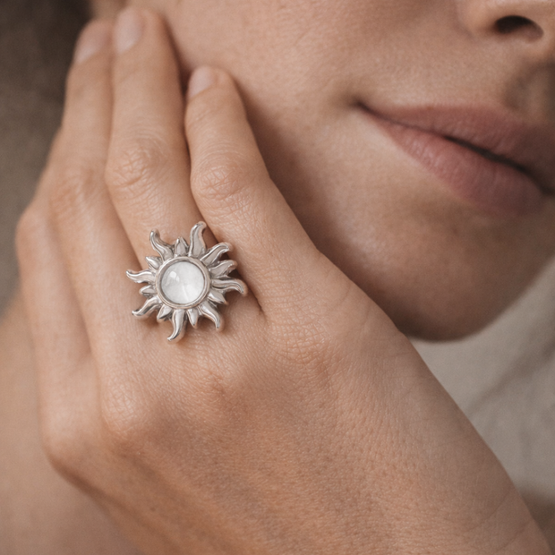 Anillo plateado con piedra sol