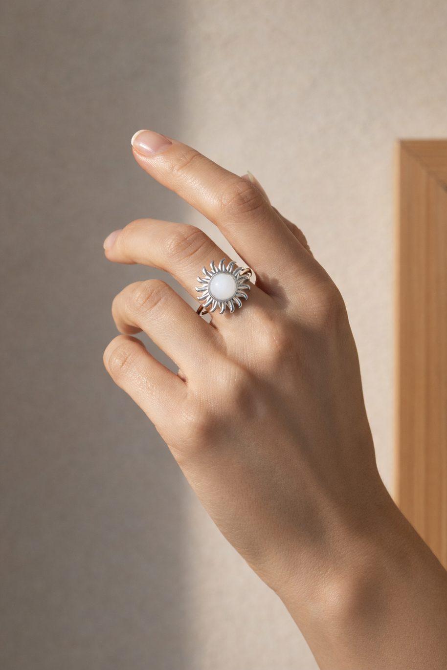 Anillo plateado con piedra sol