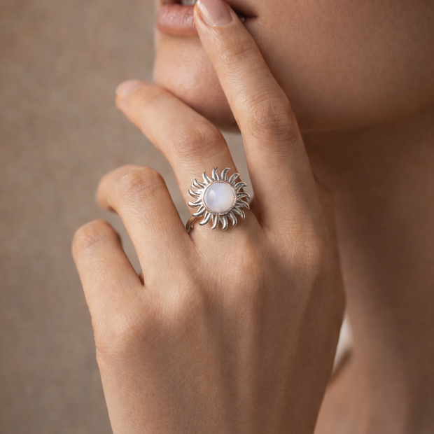 Anillo plateado con piedra sol