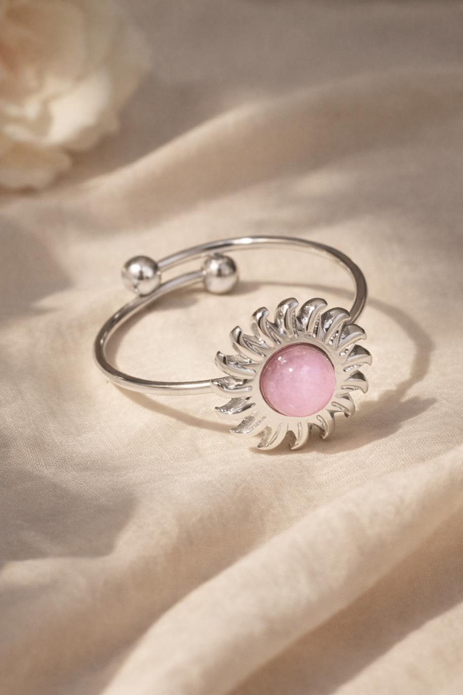 Anillo plateado con piedra sol