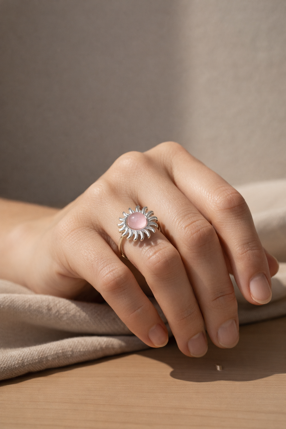 Anillo plateado con piedra sol