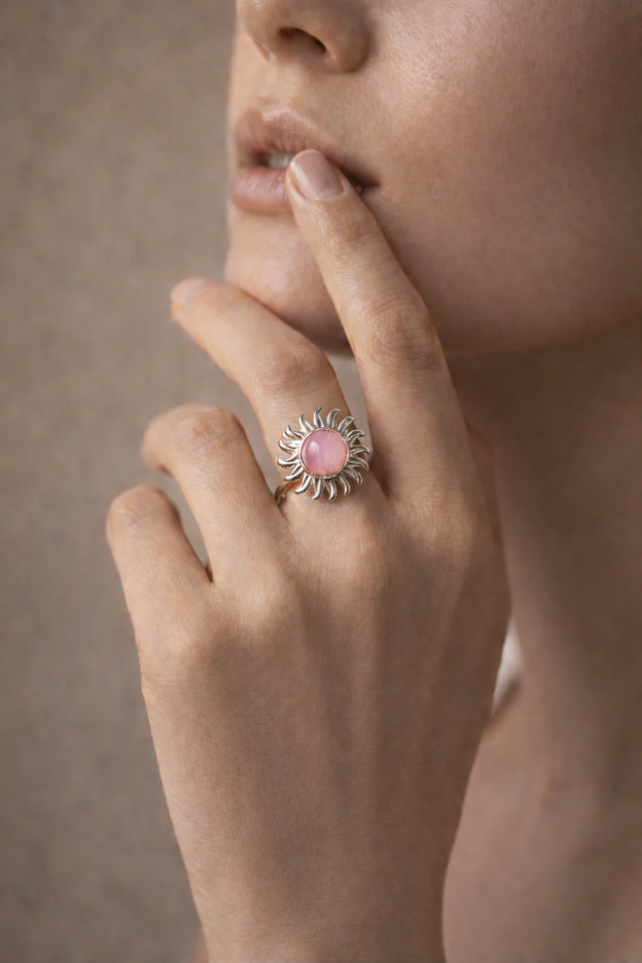 Anillo plateado con piedra sol