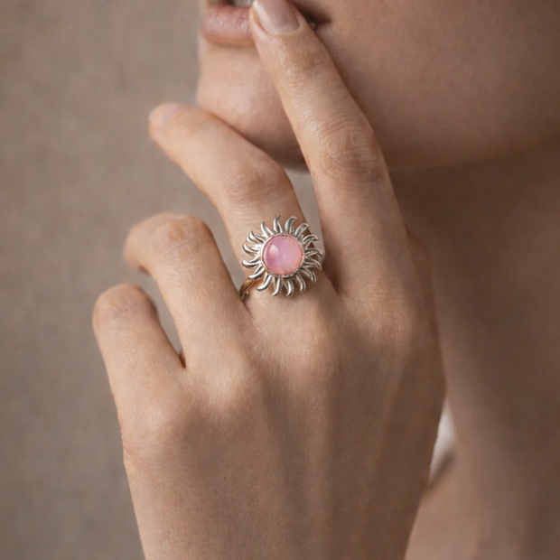 Anillo plateado con piedra sol