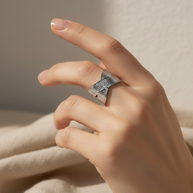 Anillo plateado cruzado con motivos circulares