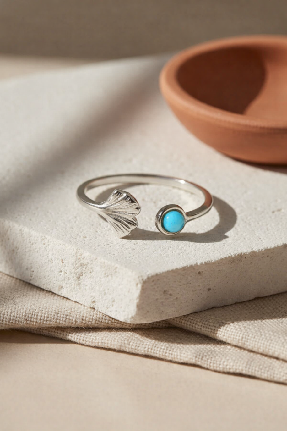 Anillo plateado de aleta de pez con piedra jade azul